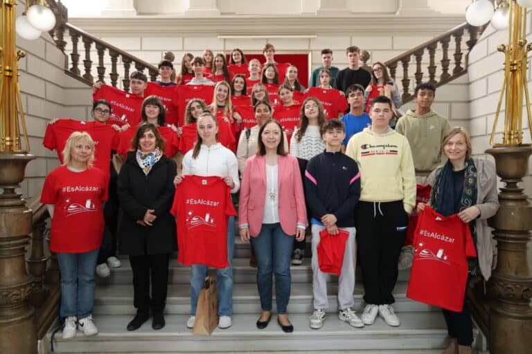 Rosa Melchor da la bienvenida a estudiantes italianos de intercambio en el Ayuntamiento de Alcázar de San Juan