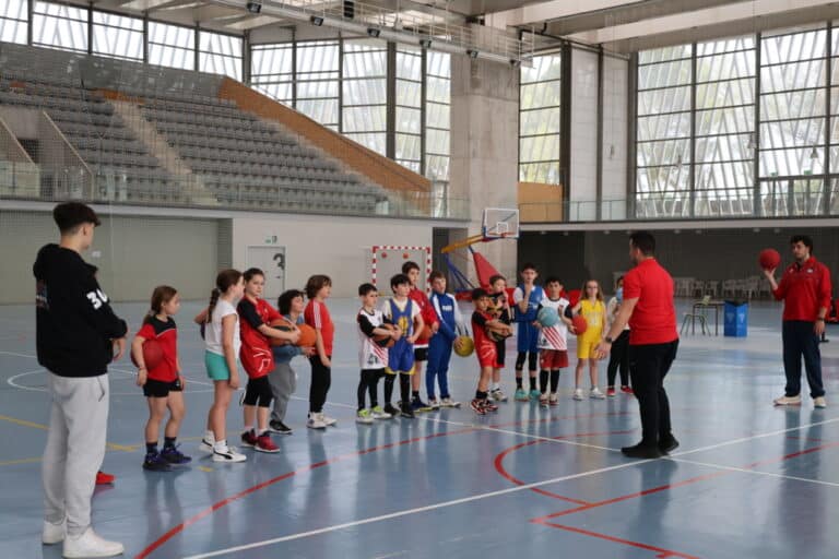 Setenta Jóvenes Vibra el Espíritu del Baloncesto y la Amistad en el Campus de Semana Santa del Grupo 76 Alkasar