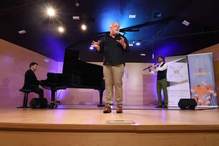 Veleta Roja Encanta Alcázar de San Juan con su Fusión de Narración, Música e Improvisación