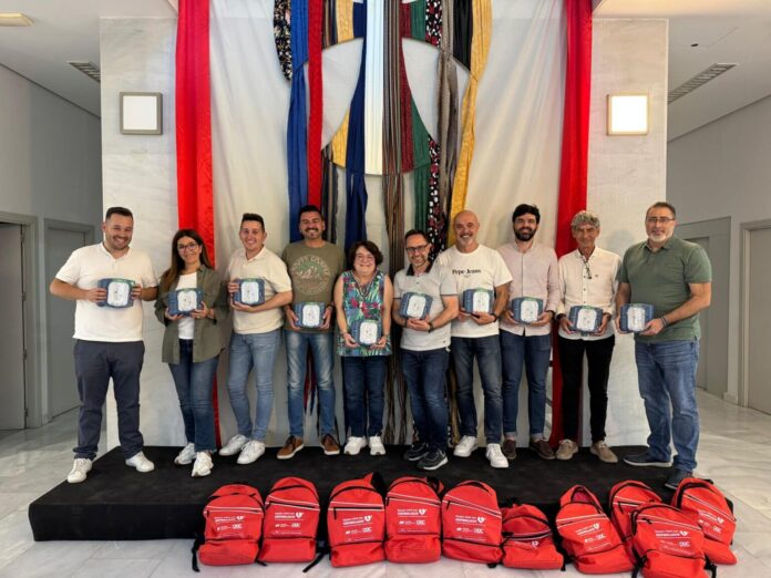 Elda convierte sus comparsas en espacios cardioprotegidos gracias a Almas Industries