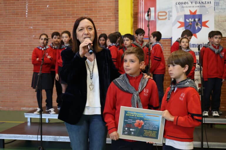 Inauguración de la I Concentración de Indumentaria Tradicional en el VIII Encuentro de Mayos Escolares de Alcázar de San Juan por Rosa Melchor