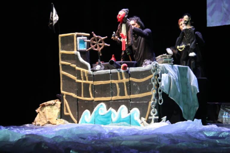 Más de 170 Escolares Viven la Aventura de ‘Bucaneros, la Isla de Coco Viejo’ en el IX Festival de Teatro Infantil