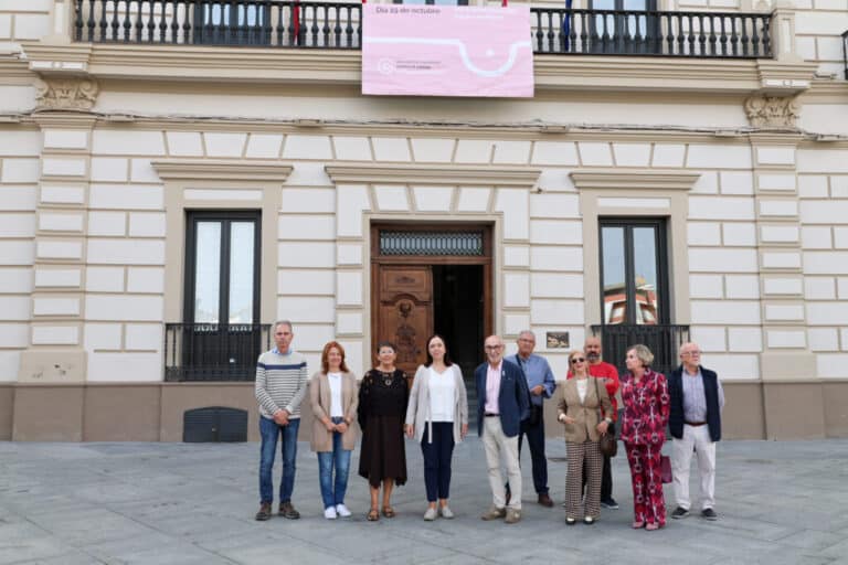 El Ayuntamiento de Alcázar de San Juan Conmemora el Día Mundial del Cáncer de Mama con la Exhibición de la Bandera Rosa en su Balcón