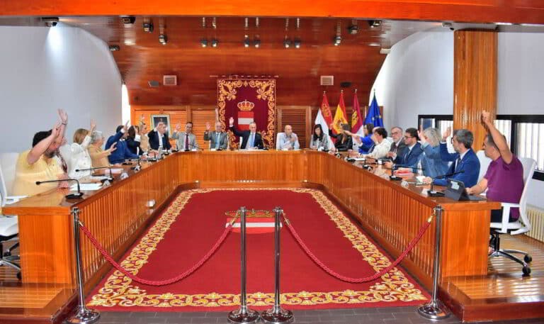 El Pleno Confirma la Suspensión de Actividad Hostelera en el Paseo del Bosque a la Espera del Informe del Consejo Consultivo