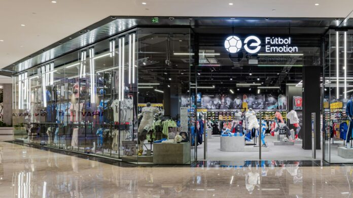 La nueva tienda de Fútbol Emotion en Marineda City arranca con éxito tras su reapertura y ampliación