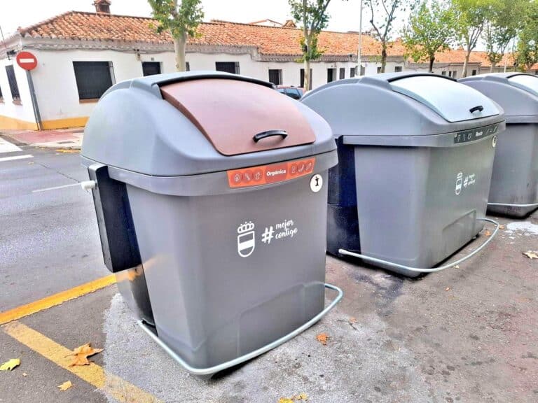 Medio Centenar de Contenedores Marrones Listos para Recoger Residuos de Comida Orgánica
