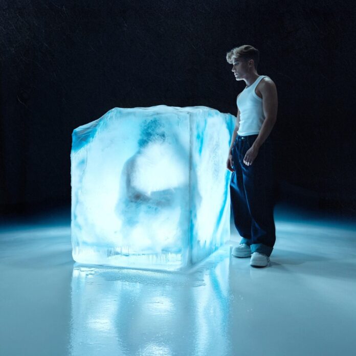 Carlos Marco regresa como solista con 'SUPERFICIAL'