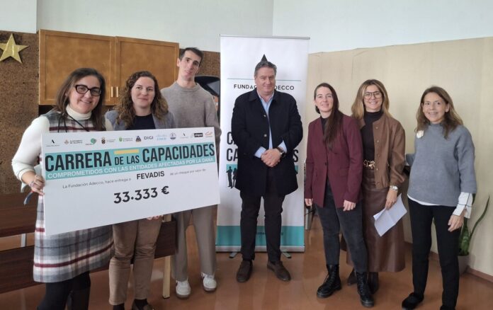 Álex Roca hace entrega de los 100.000 euros recaudados en la Carrera de las Capacidades a tres entidades afectadas por la DANA