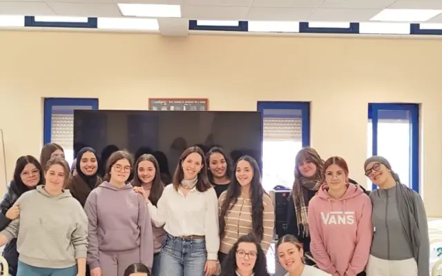 Alumnado de EFA El Gamonal en una charla con una profesional sanitaria