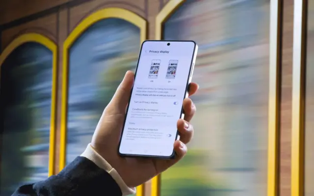 La nueva ansiedad digital: 8 de cada 10 españoles temen que alguien mire su pantalla en público