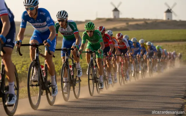 Pelotón ciclista durante una etapa de la Vuelta Ciclista a Castilla-La Mancha Leader