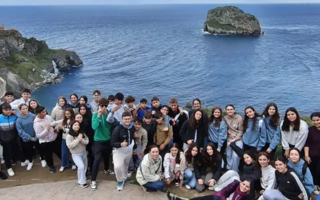 Alumnado de 2º de ESO del IES María Zambrano durante la visita a Zumaia, Gernika y Bermeo