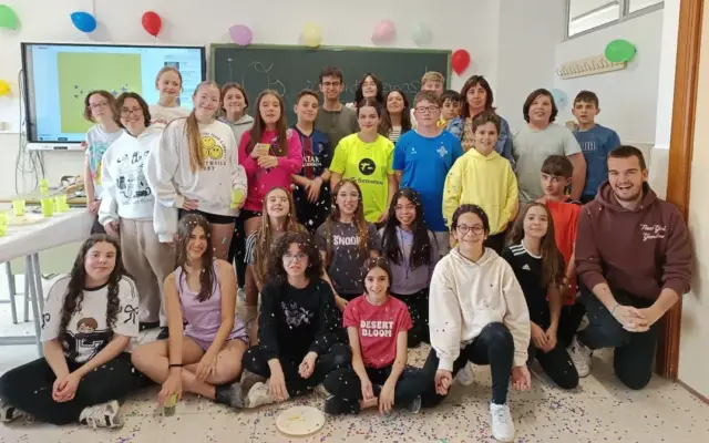 Alumnado de 1º de ESO del IES María Zambrano en la despedida a los estudiantes en prácticas