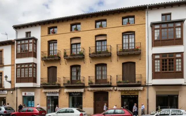 Fachada de un edificio residencial con pisos en una ciudad manchega, zona urbana de Castilla-La Mancha, fotografía periodí...