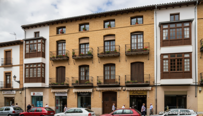 Fachada de un edificio residencial con pisos en una ciudad manchega, zona urbana de Castilla-La Mancha, fotografía periodí...