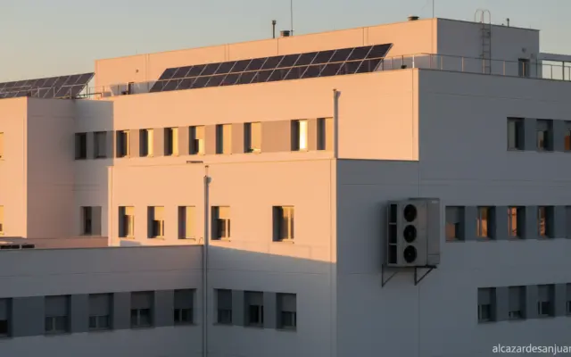 Hospital público de Castilla-La Mancha con paneles solares fotovoltaicos en la cubierta