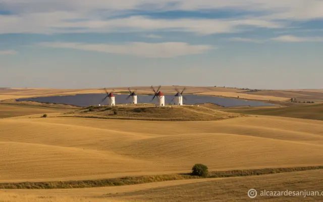 Paisaje manchego con molinos de viento y paneles solares al fondo en Castilla-La Mancha