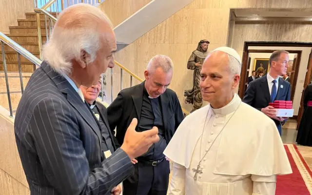 El Papa Leon XIV conversa con el doctor Manuel de la Pena en la Nunciatura Apostolica de Madrid