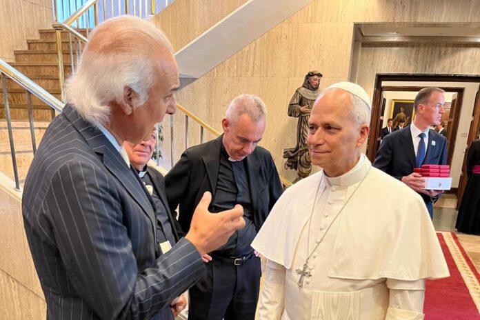 El Papa Leon XIV conversa con el doctor Manuel de la Pena en la Nunciatura Apostolica de Madrid