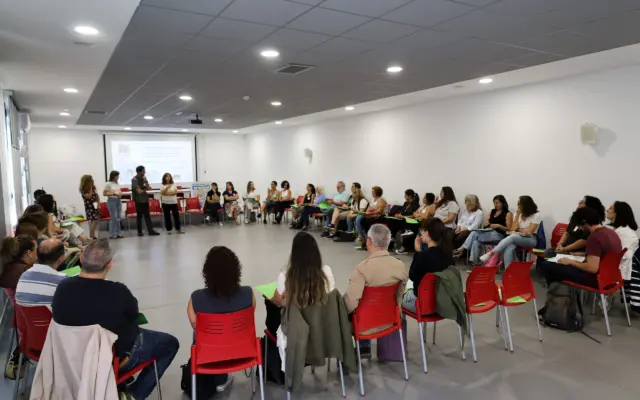 Profesionales de Servicios Sociales en la primera sesión del Proyecto Piloto de Intervención Comunitaria Intercultural en el Centro Cívico de Alcázar de San Juan