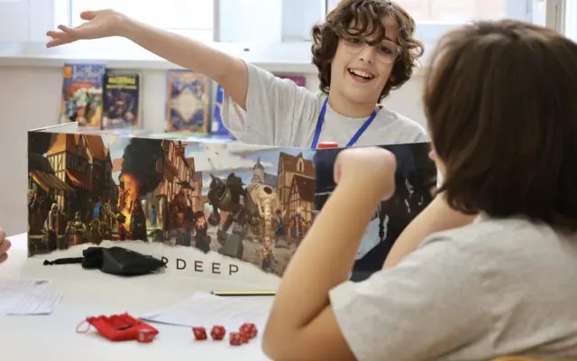 Participantes jugando en las mesas de rol de RolomiCon en la Casa de Cultura de Alcázar de San Juan