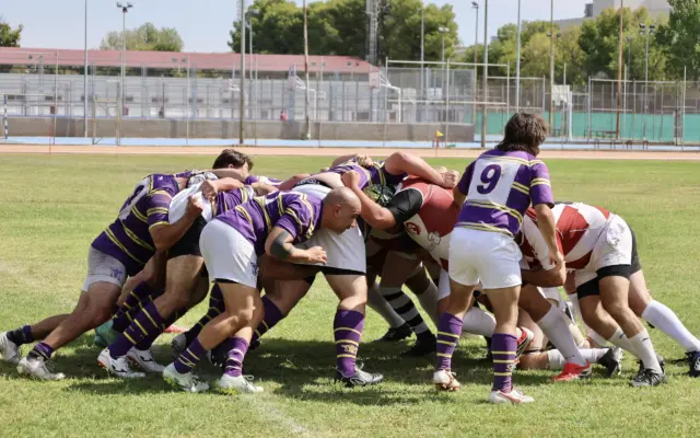 Jugadores de rugby disputando un partido de la II Copa CLM en el campo de Alcázar de San Juan