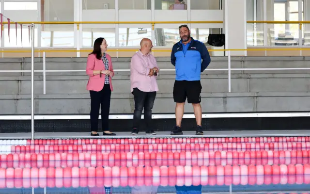 La alcaldesa Rosa Melchor visita la Piscina Municipal Cubierta de Alcazar de San Juan tras su renovacion