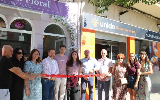 Corte de cinta en la inauguración de la floristería Eclosión Floral en la calle Doctor Bonardell de Alcázar de San Juan