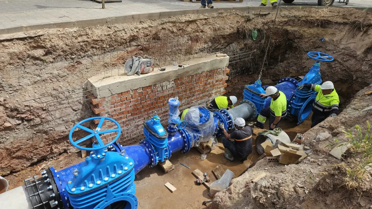 Operarios trabajando en la tubería de entrada de agua en la calle La Virgen de Alcázar de San Juan