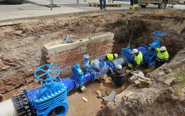 Operarios trabajando en la tubería de entrada de agua en la calle La Virgen de Alcázar de San Juan