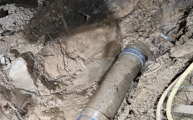 Trabajos de reparación de una rotura en la tubería general de abastecimiento de Perdigueras, Alcázar de San Juan