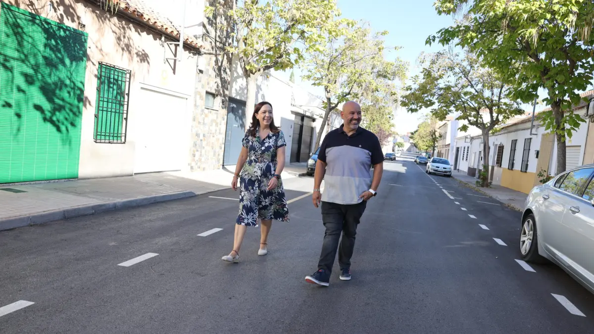 La alcaldesa Rosa Melchor visita las obras de asfaltado de la calle Dulcinea en Alcázar de San Juan