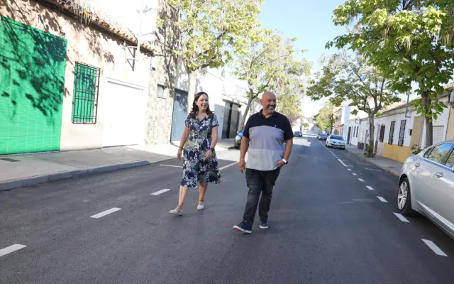 La alcaldesa Rosa Melchor visita las obras de asfaltado de la calle Dulcinea en Alcázar de San Juan