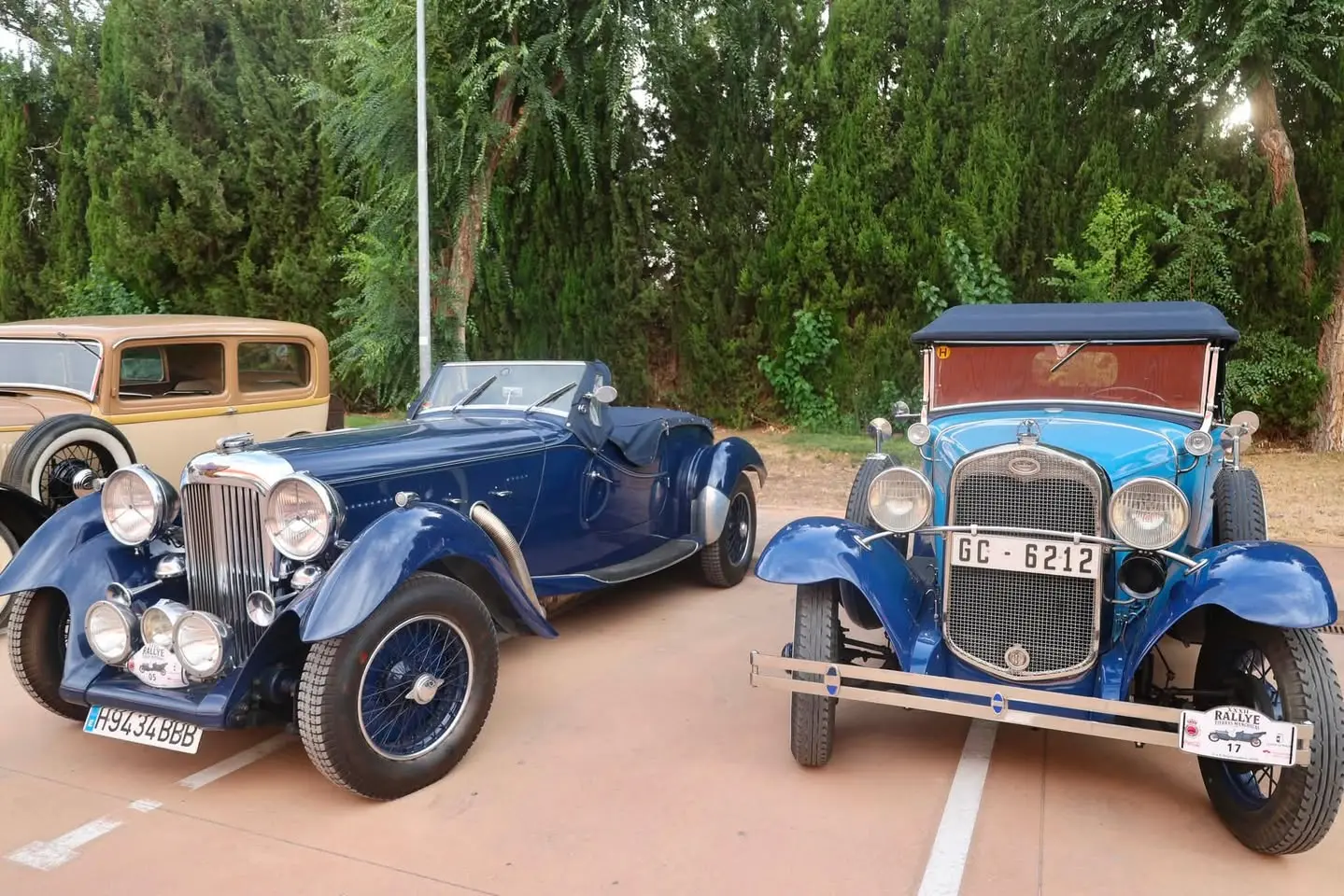 Visita a la exposición de coches antiguos del Rallye Tierras Manchegas en Alcázar de San Juan
