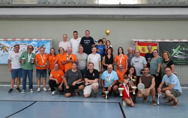 Pilotos del Campeonato Regional y Open de España de Aeromodelismo en Sala en el Pabellón Vicente Paniagua de Alcázar de San Juan