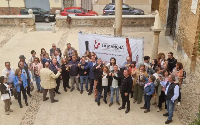 Asistentes brindan con vino DO La Mancha en el Día Vino DO 2026 en Madridejos