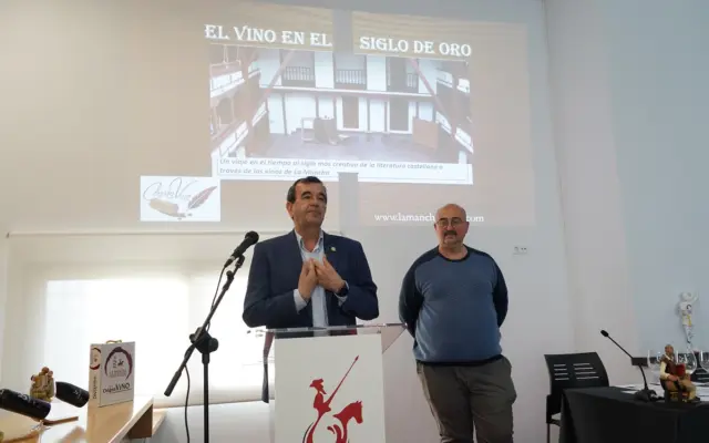 El presidente de la Sociedad Cervantina de Alcázar, Juan Bautista Mata, junto al gerente del Consejo Regulador de la DO La Mancha, Ángel Ortega, en Cervanvino 2026