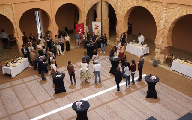 Degustación de vinos DO La Mancha en el patio Mudéjar del Museo Nacional de Artes Escénicas de Almagro