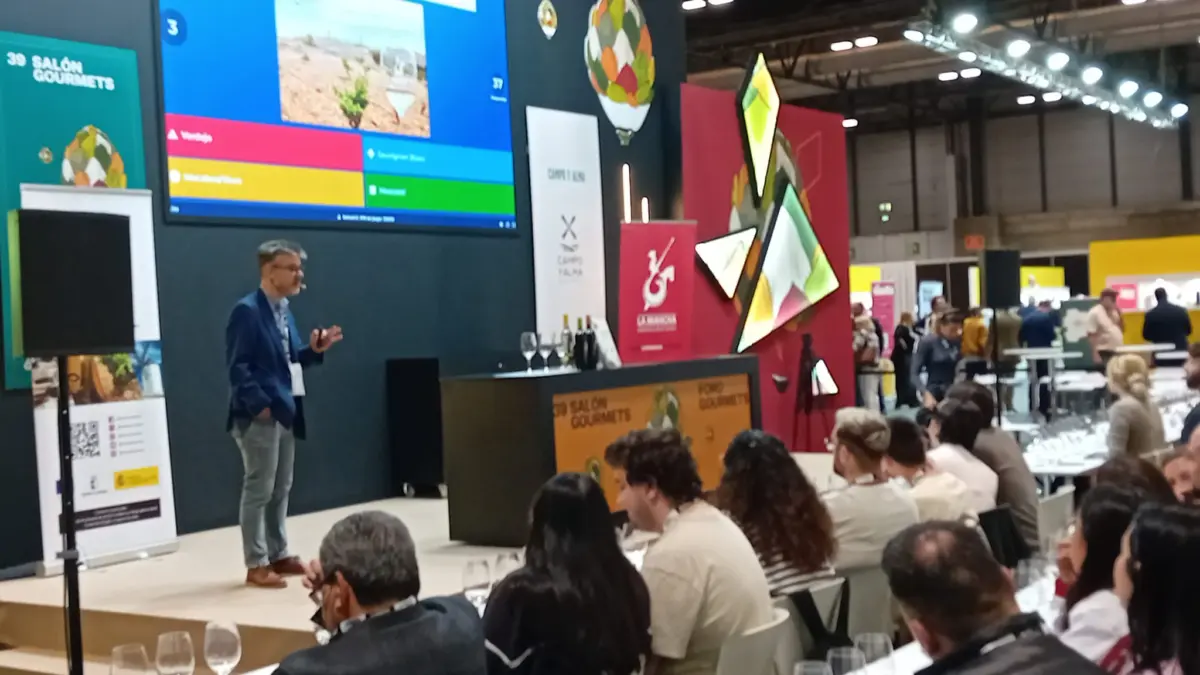 Asistentes participan en una cata comentada de vinos DO La Mancha en el 39 Salón Gourmets de Madrid