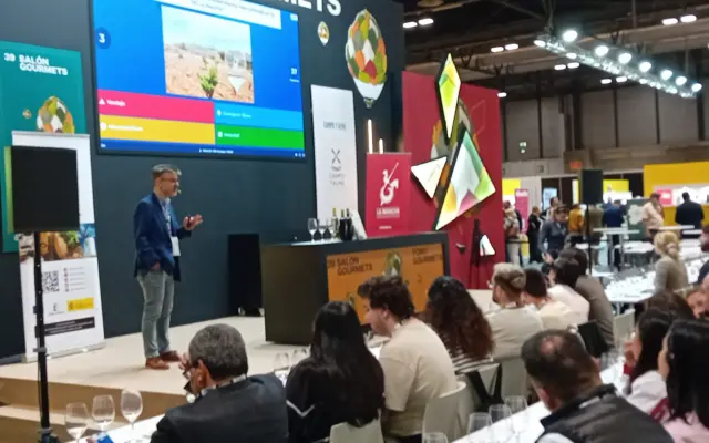 Asistentes participan en una cata comentada de vinos DO La Mancha en el 39 Salón Gourmets de Madrid