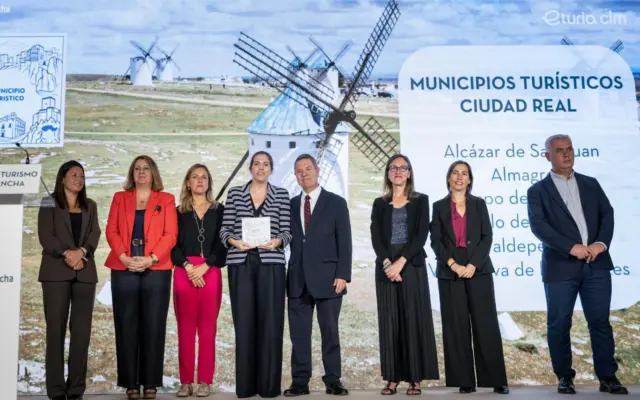 Entrega de la placa de la Red de Municipios Turisticos de Castilla-La Mancha a Alcazar de San Juan en Siguenza