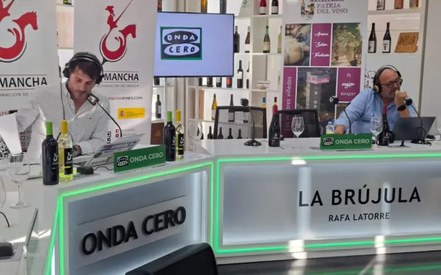 Emisión del programa La Brújula de Onda Cero desde la Torre del Vino de Socuéllamos