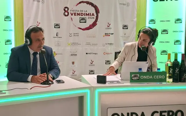 La periodista Marta Garcia Aller entrevista al presidente del Consejo Regulador DO La Mancha, Carlos David Bonilla, en el Mercado de Abastos de Tomelloso