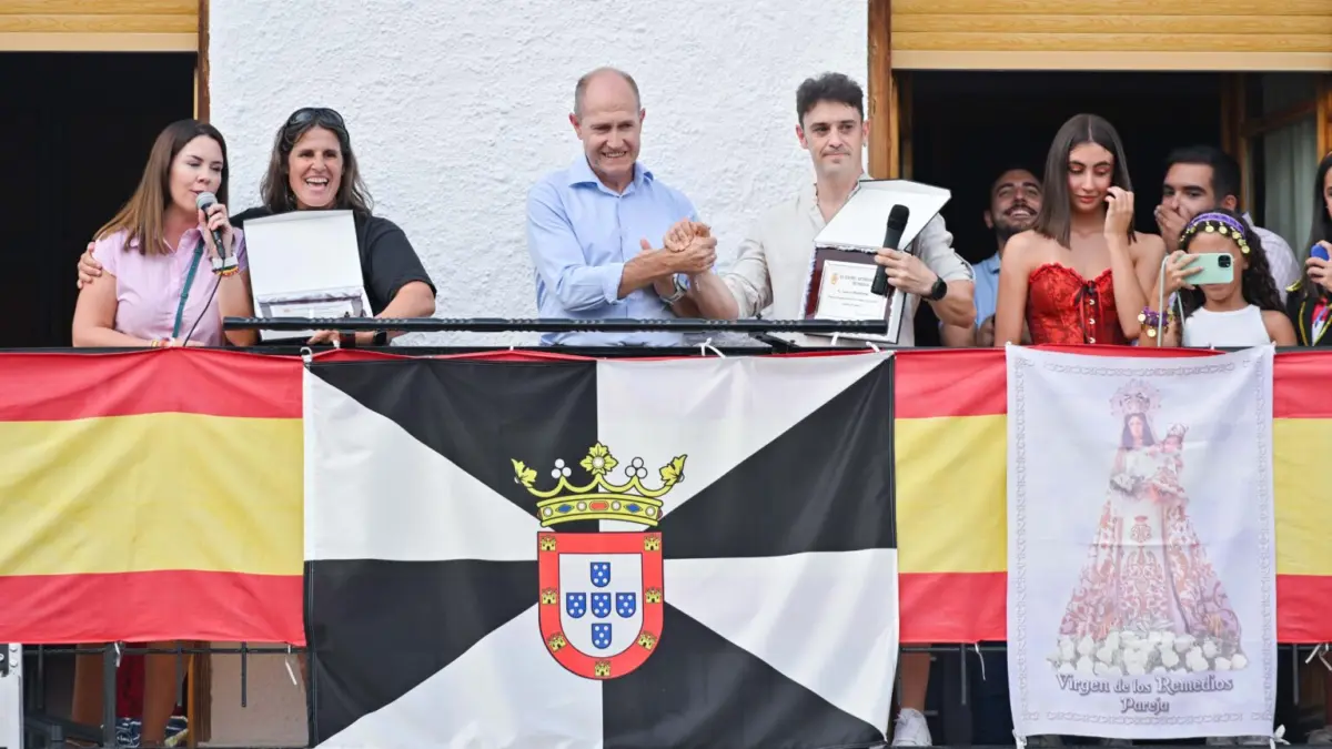 Pareja abre sus fiestas homenajeando a quienes protegen sus montes