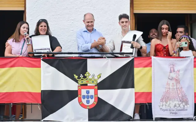 Pareja abre sus fiestas homenajeando a quienes protegen sus montes