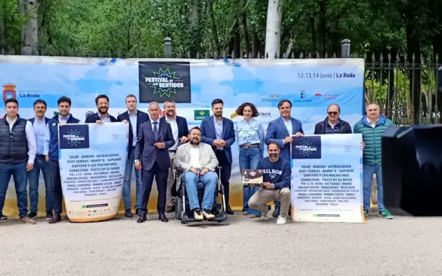 Presentación del cartel del Festival de los Sentidos 2026 en La Roda con representantes de bodegas patrocinadoras