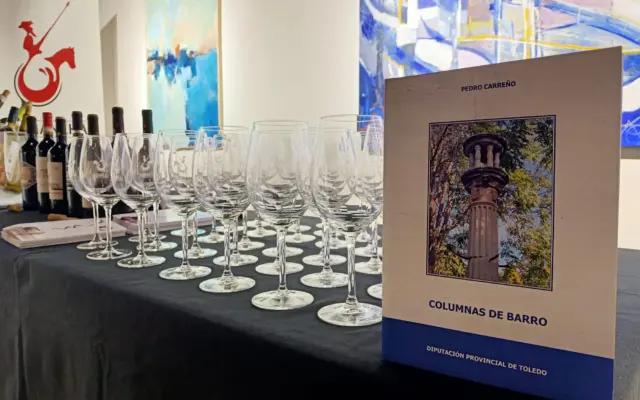 Pedro Carreño presenta su libro Columnas de barro en la Diputación de Toledo con vinos DO La Mancha