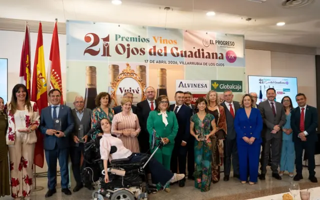 Foto de familia de los galardonados en los Premios Nacionales Vinos Ojos del Guadiana 2026