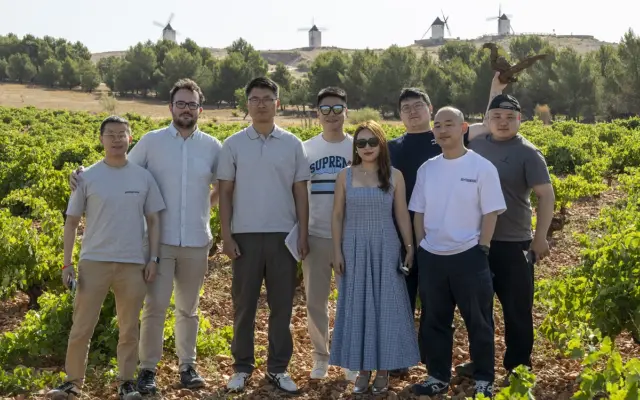 Grupo de profesionales chinos del sector de la restauración en un viñedo de La Mancha junto a los molinos de Alcázar de San Juan