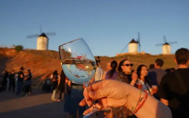 Asistentes brindan con vino DO La Mancha en la fiesta de bienvenida de Festial 2026 en Alcázar de San Juan